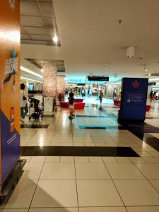 un centro comercial con una persona caminando en el medio en Lele House Fiumicino - Intero Appartamento Aeroporto di Fiumicino - Nuova Fiera di Roma, en Fiumicino 41 fotos más