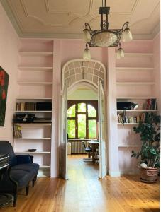 a living room with an archway and a blue couch at Altbauwohnung in Gründerzeitvilla in Wuppertal