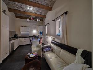 ein Wohnzimmer mit einem Sofa und einer Küche in der Unterkunft Traditional Apartment in Mesch with Terrace in Withuis