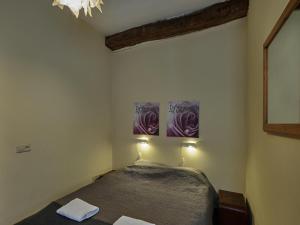1 dormitorio con 1 cama y 2 cuadros en la pared en Spacious Villa near Town Center in Mesch, en Mesch