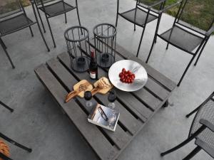 MeschにあるCosy Villa in Mesch with Gardenの木製テーブル(食器一皿、椅子数脚付)