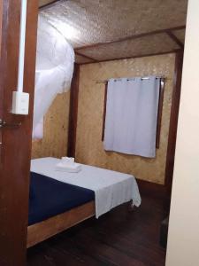 Een bed of bedden in een kamer bij Camp Talusi Hills Overlooking