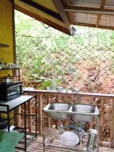 cocina con fregadero y encimera con ventana en Camp Talusi Hills Overlooking, en El Nido