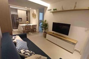 Televízia a/alebo spoločenská miestnosť v ubytovaní Residencial Taormina - apartamento à beira-mar novinho!