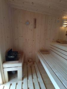 drewniany domek z 2 łóżkami i ławką w obiekcie Ubytovanie v súkromí Horec w Liptowskim Mikulaszu