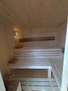 una sauna con 2 camas en una sala de madera en Ubytovanie v súkromí Horec, en Liptovský Mikuláš
