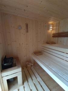 una sauna con paredes de madera y suelo de madera en Ubytovanie v súkromí Horec, en Liptovský Mikuláš