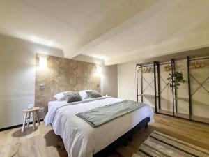 een slaapkamer met een groot bed in een kamer bij LOFT en Centre Ville in Toulon