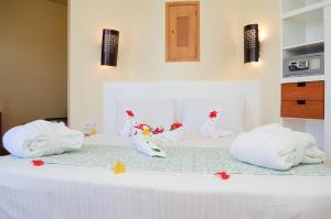 Una cama con toallas blancas y animales de peluche. en Dahab Lagoon Club & Resort Ex Tirana Dahab, en Dahab