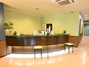 a waiting room with a counter and two stools at ホテルアビアンパナ石垣島 in Ishigaki Island +4 photos