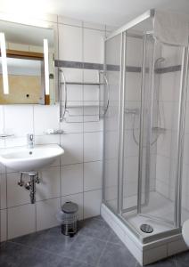 Koupelna v ubytování Hotel Garni Goldene Traube + 29 fotografií