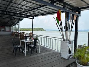 un portico con tavolo, sedie e acqua di Thmorda Riverview Resort a Koh Kong