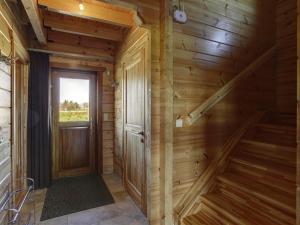einen Holzflur mit Tür und Fenster in der Unterkunft Secluded Holiday Home in Medebach near Forest in Medebach