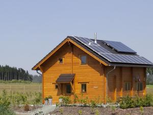 ein Haus mit Sonnenkollektoren auf dem Dach in der Unterkunft Secluded Holiday Home in Medebach near Forest in Medebach