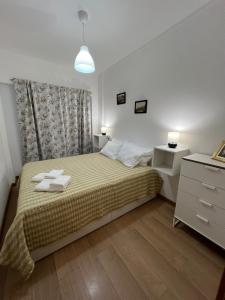 een slaapkamer met een bed met twee handdoeken erop bij Vasco da Gama GuestHause-60m2 in Lissabon