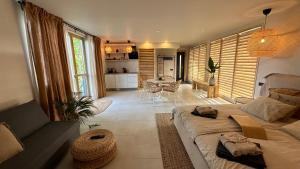 sala de estar con cama grande y cocina en ULU House With Terrace & Hot Tub en Mārupe