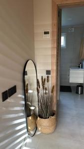 baño con espejo y lavabo en ULU House With Terrace & Hot Tub en Mārupe