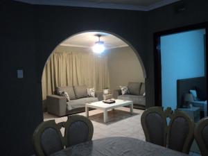 uma sala de estar com um sofá e uma mesa em Casa On The Bluff em Durban