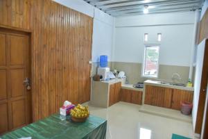 eine Küche mit einem Tisch und einer Schale Bananen drauf in der Unterkunft Toraja Dannari Homestay in Rantepao