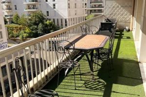 una mesa y sillas sentadas en un balcón en Le Massilia, en Marsella