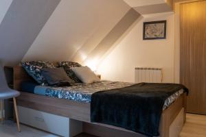 sypialnia z łóżkiem na poddaszu w obiekcie Appartement au Centre ville historique Le vieux Langres w mieście Langres