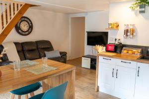 Dapur atau dapur kecil di Appartement au Centre ville historique Le vieux Langres +9 gambar