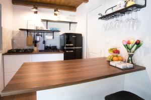Il comprend une cuisine équipée d'un comptoir en bois et d'un réfrigérateur. dans l'établissement Fisherman's house La Pineta, à Murter