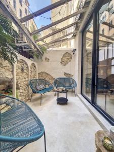 a patio with two blue benches and windows at LOFT Centre Ville 2 Parking in Toulon
