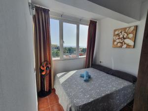 una camera da letto con un letto con un oggetto blu sopra di Island Village ad Adeje Altre 36 foto