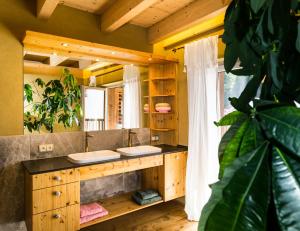 Kúpeľňa v ubytovaní Apartment Mein Kraftplatz - Private Retreat by Daisy's Yoga Garden