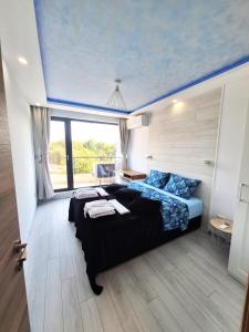 Cloud 6 -Top Center,360° view,Free private parking في بلوفديف: غرفة نوم بسرير كبير بسقف ازرق
