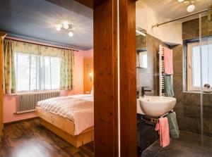 Posteľ alebo postele v izbe v ubytovaní Apartment Mein Kraftplatz - Private Retreat by Daisy's Yoga Garden