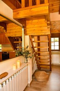 uma cozinha com tectos de madeira e escadas numa casa em El Molino de Nocedo em León
