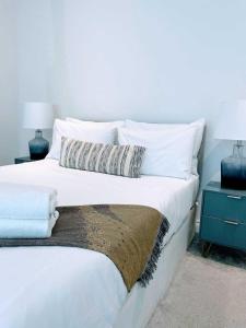Voodi või voodid majutusasutuse Cardiff luxury apartment toas