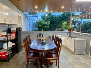 Kuchyň nebo kuchyňský kout v ubytování Diễm My Villa