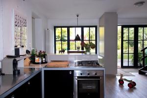 uma cozinha com um fogão e uma bancada em Gutshof Langensee em Langensee