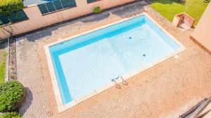 una vista aérea de una piscina en Smiling Apartment - Italian Homing, en Sirmione