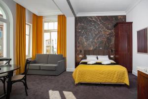 een slaapkamer met een bed en een bank bij So in Sopot Apartments in Sopot