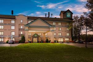 un edificio con una torre de reloj encima en Quality Inn Near Princeton, en Lawrence