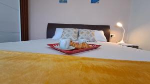 una bandeja de comida en la parte superior de una cama en Apartmani STJEPAN en Zavala