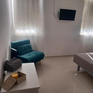 Marconia的住宿－B&B Le perle fg，客厅配有绿色沙发和桌子