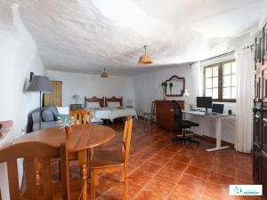 Μια τηλεόραση ή/και κέντρο ψυχαγωγίας στο Living Artenara - CAVE HOUSE & SILENCE Adults Only