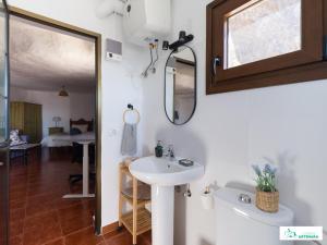 y baño con lavabo y espejo. en Living Artenara - CAVE HOUSE & SILENCE Adults Only, en Artenara