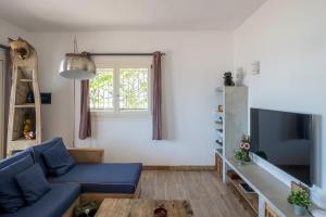 TV/trung tâm giải trí tại Ocean Blue Apartment with Panoramic Pool ZanzibarHouses