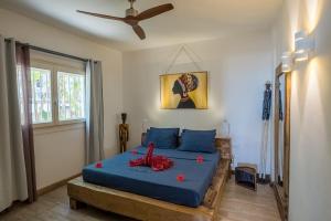 Giường trong phòng chung tại Ocean Blue Apartment with Panoramic Pool ZanzibarHouses