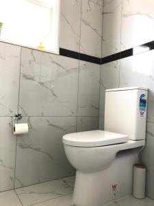 Koupelna v ubytování Bright & Comfy Stay in Newly Renovated Home with parking