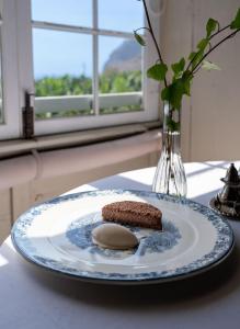 einen Teller mit einem Stück Kuchen auf dem Tisch in der Unterkunft Hotel Hacienda de Abajo-Adults Only-Lujo in Tazacorte