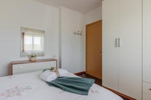 Un dormitorio con una cama con una toalla verde. en Perugia Quiet & Comfy Apartment, en San Martino in Campo