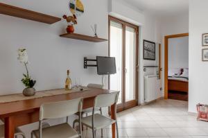 comedor con mesa de madera y sillas en Perugia Quiet & Comfy Apartment, en San Martino in Campo