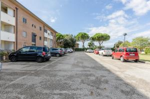 un estacionamiento con autos estacionados al lado de un edificio en Perugia Quiet & Comfy Apartment, en San Martino in Campo
